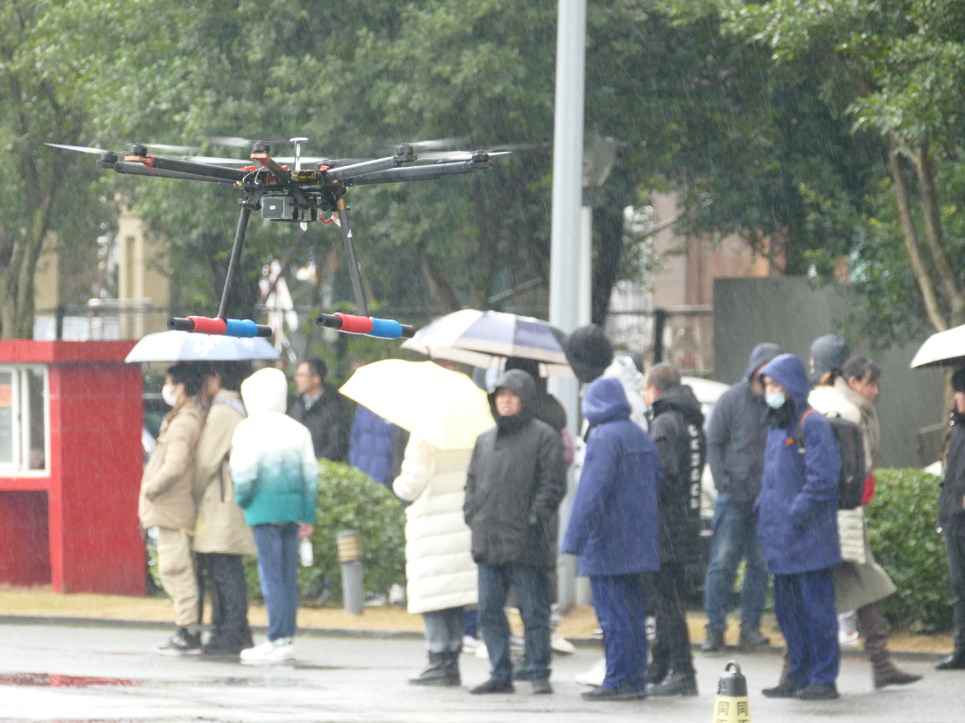 风雨中等待的考生2.JPG